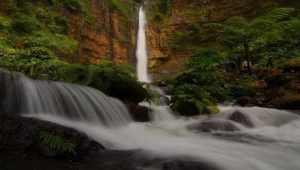 Air Terjun Kapas Biru di Pronojiwo