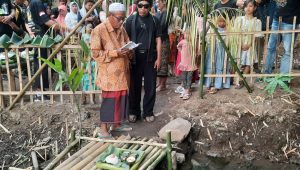 Ritual di kawasan mata air ini dipimpin oleh tokoh adat Jambuan dengan doa khusus dengan membawa sesajen. (Sumber Foto: Ikhwan Setiawan)