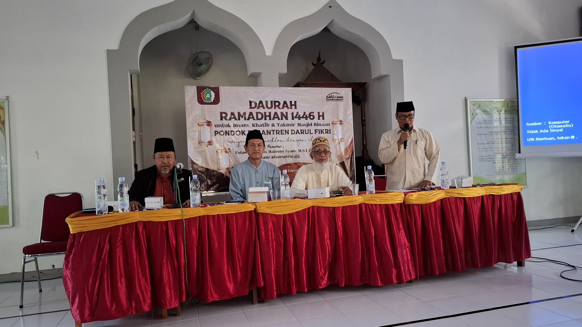 Dari kiri ke kanan: H.M. Zainuddin Qodir, Tom Mas'udi, K.H. hmad Juhaini Jimin, Lc., dan ustadz Khoiruddin. (Sumber Foto: Tom Mas'udi)