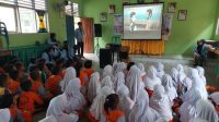 _8652_Mahasiswa-KKN-UNRI-Nobar-Film-Edukatif-Bersama-Siswa-i-SD-Dalam-Membantu-Perkembangan-Kognitif-dan-Motorik